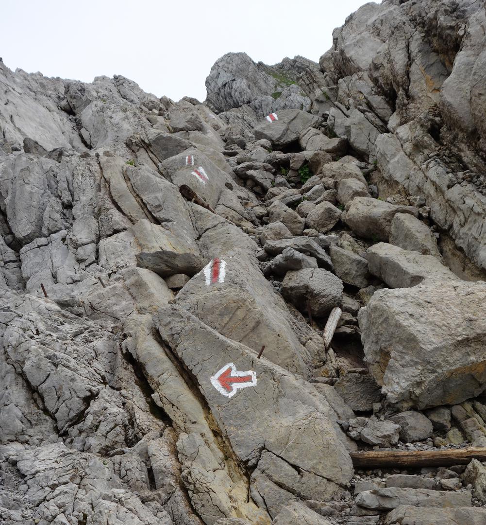 Bergwegzeichen in Fels