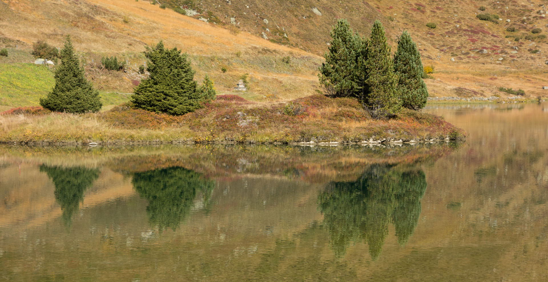 Herbstspiegelung im See