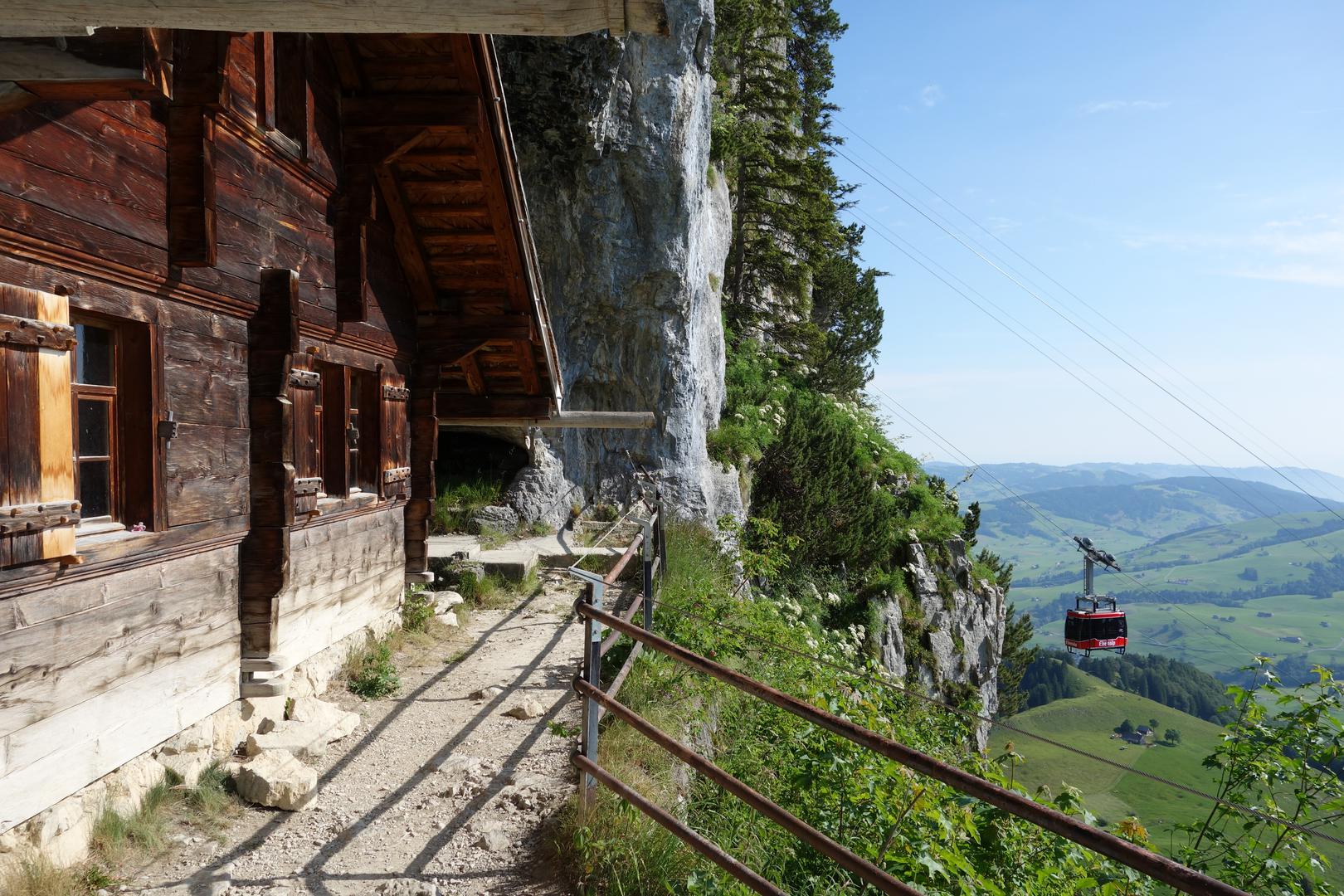 Höhleneingang Wildkirchli mit Seilbahn