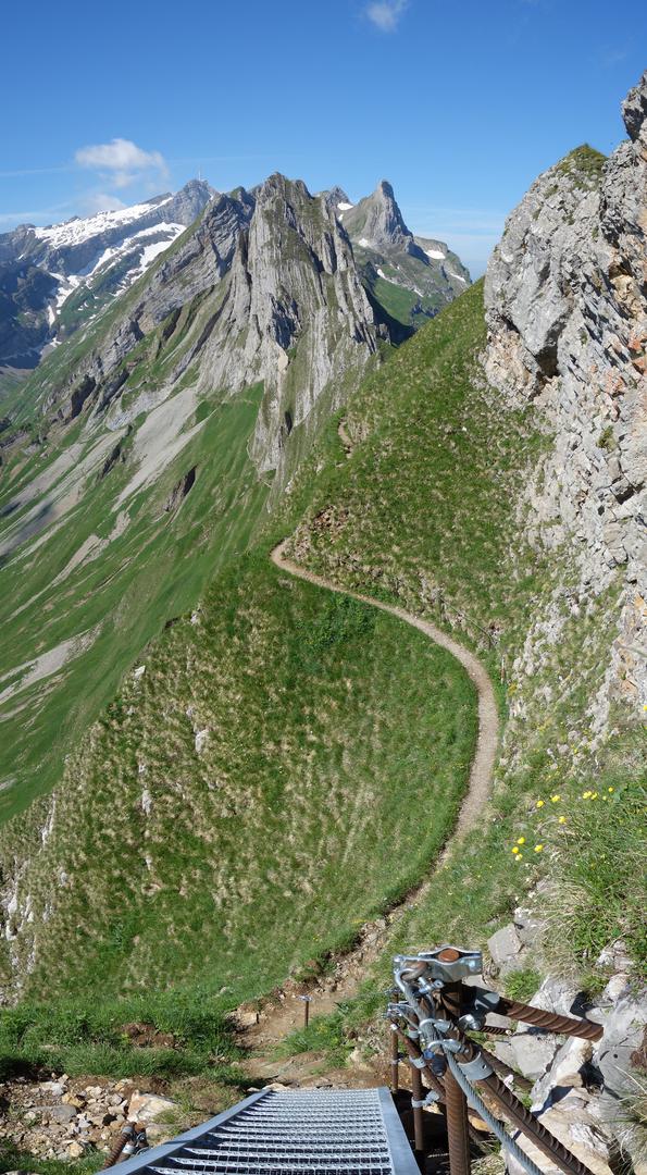 Treppe mit Hangweg