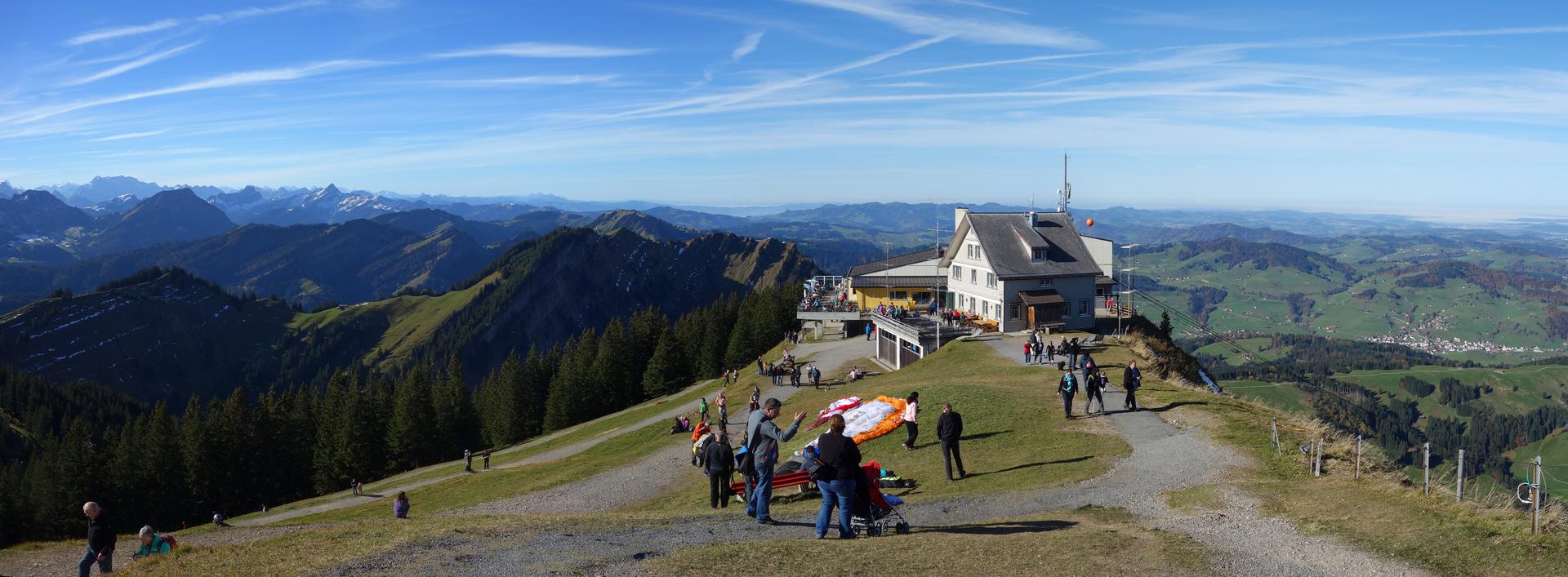 Blick vom Gipfel zur Bergstation der Kronbergbahn