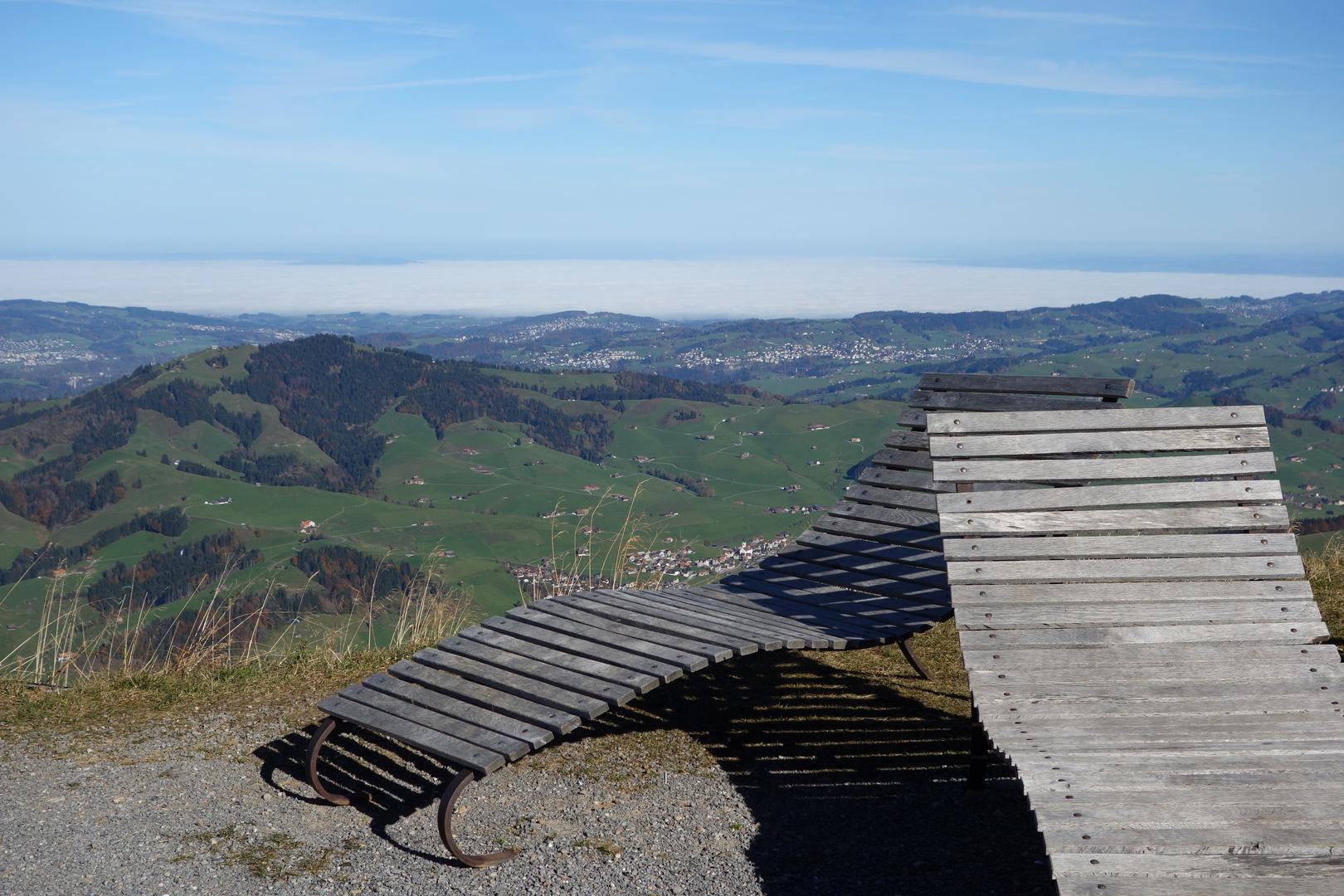 Holzliegen mit Aussicht auf das Nebelmeer