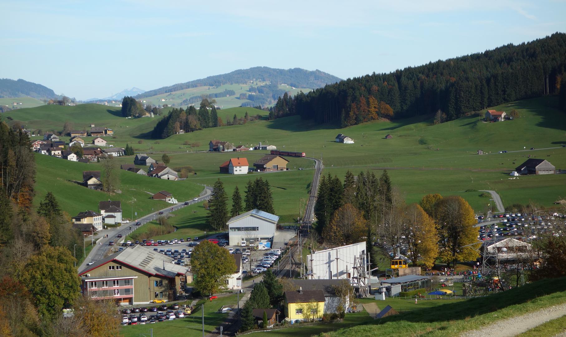 Talstation Seilbahn Kronberg mit vollem Parkplatz