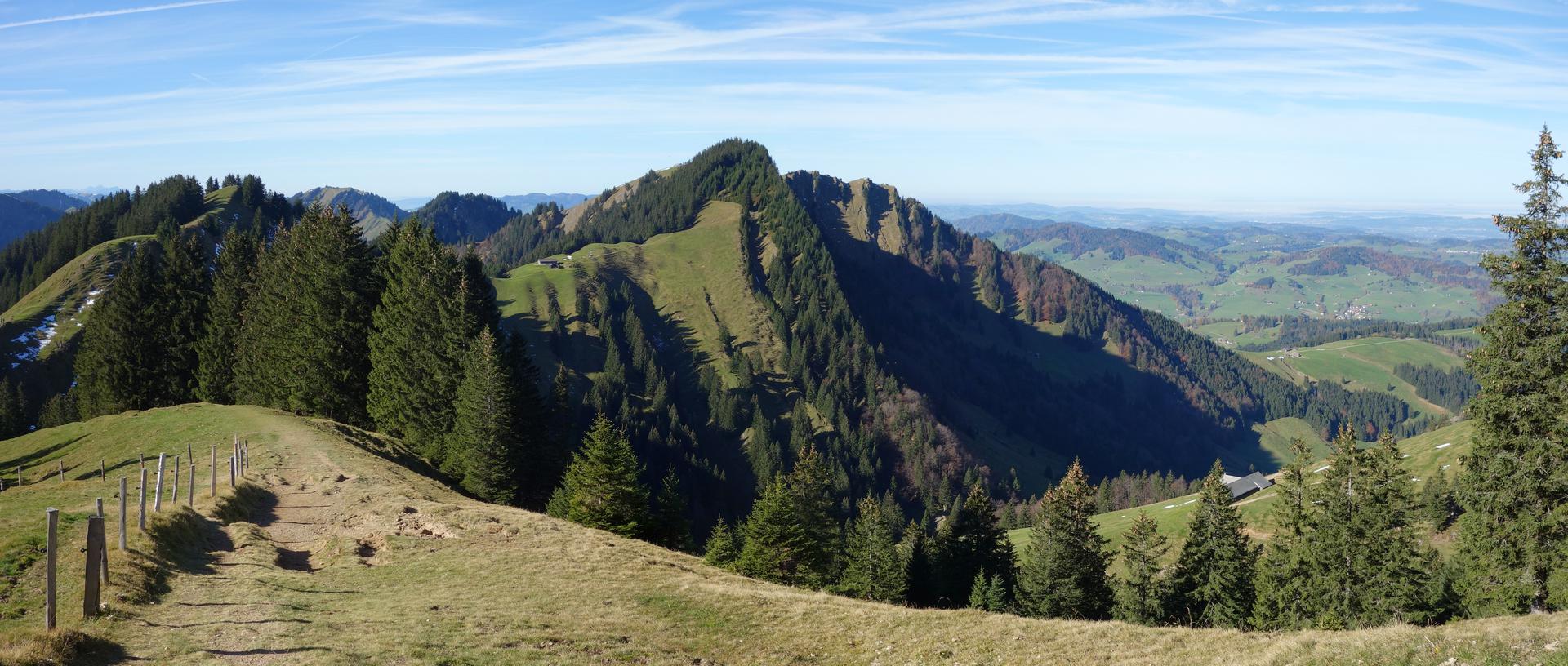Wanderweg auf Grat Entlang Eines Zauns