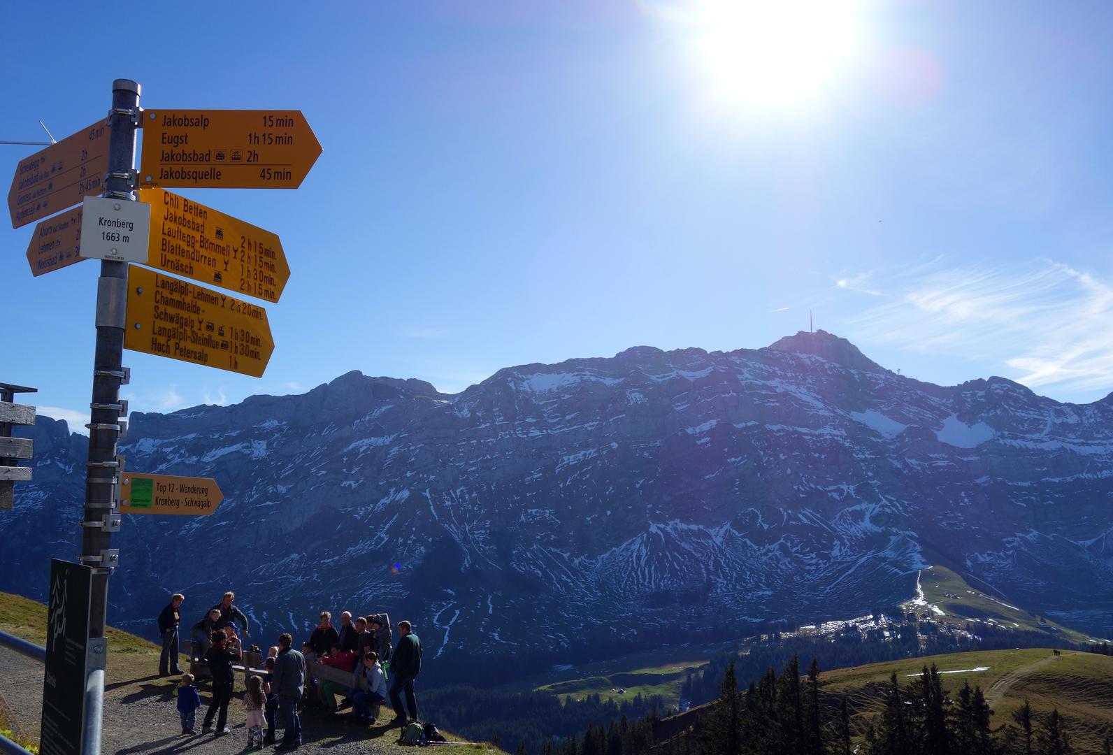 Wegweiser auf Kronberg vor Säntis