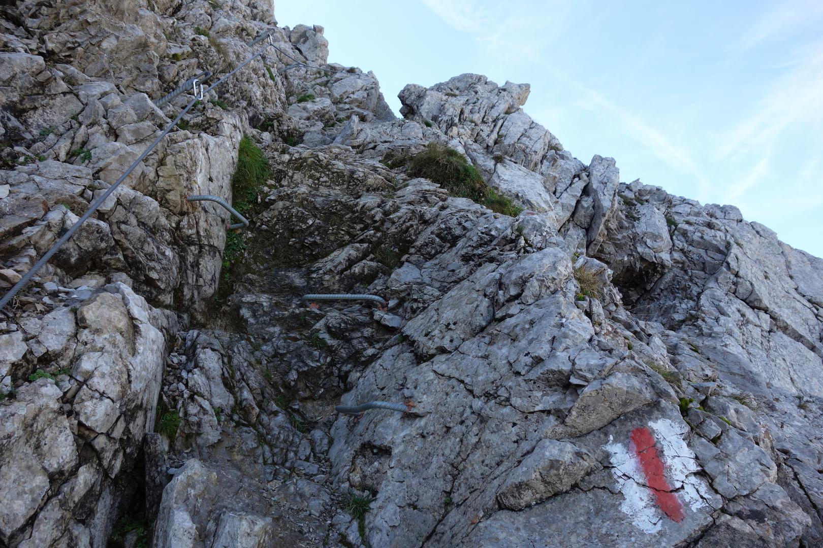 Bergweg mit Drahtseil und Metalltritten