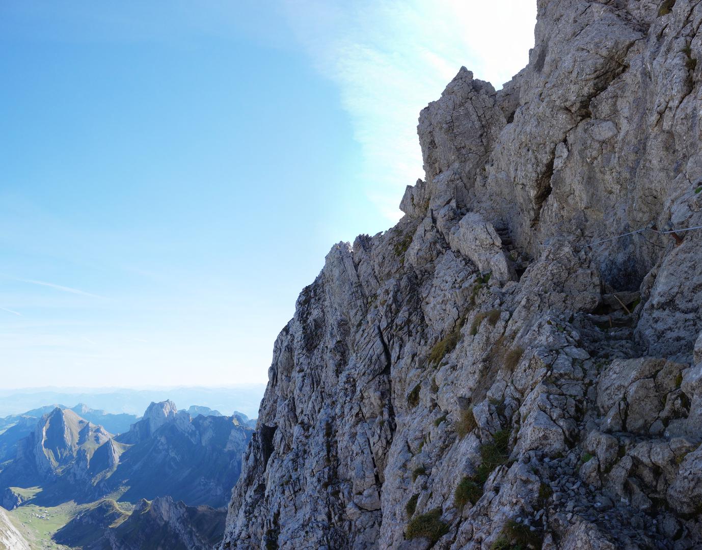 Extremer Wanderweg durch den Fels