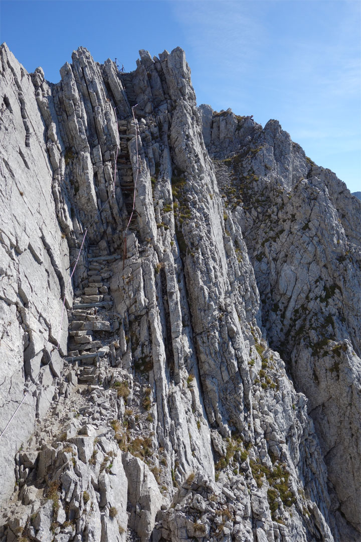 Steintreppe auf Lisengrat