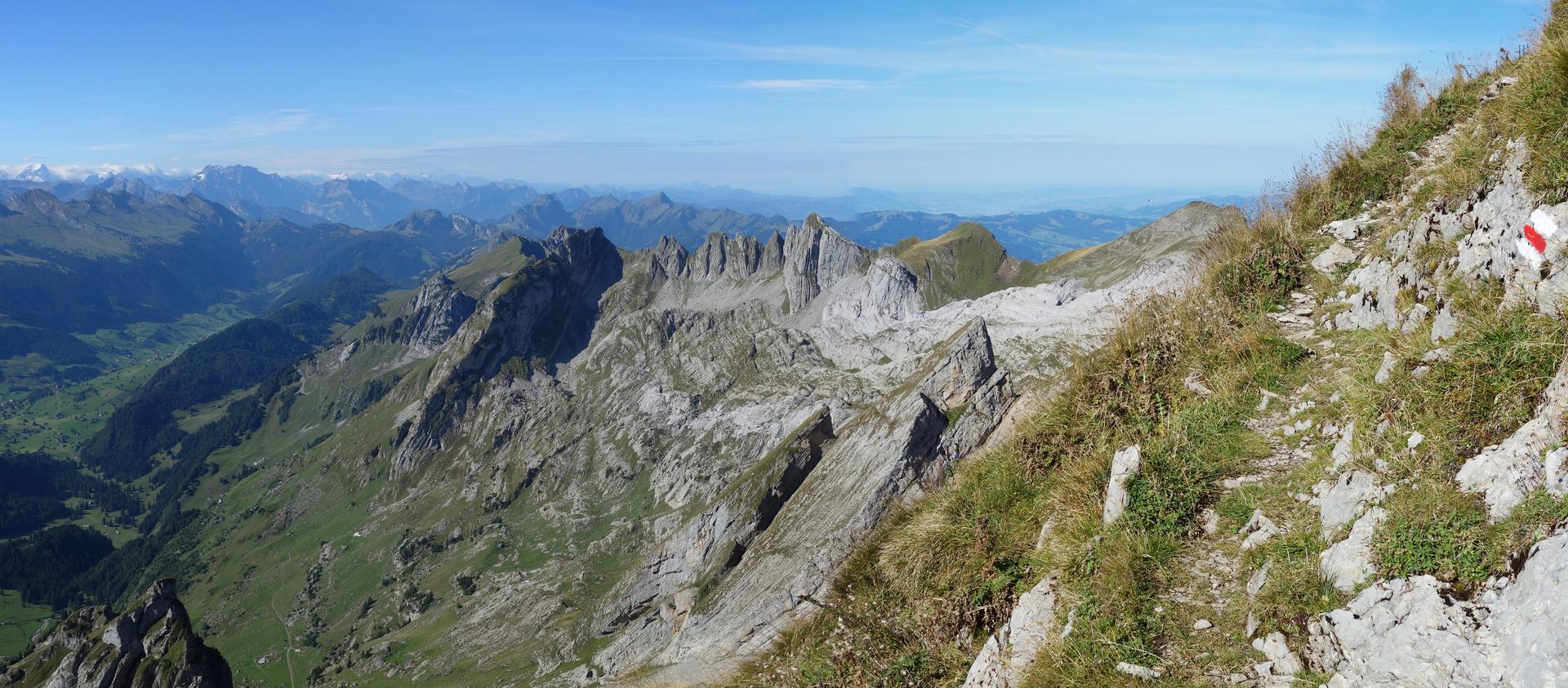 Wanderweg mit Blick ins Toggenburg