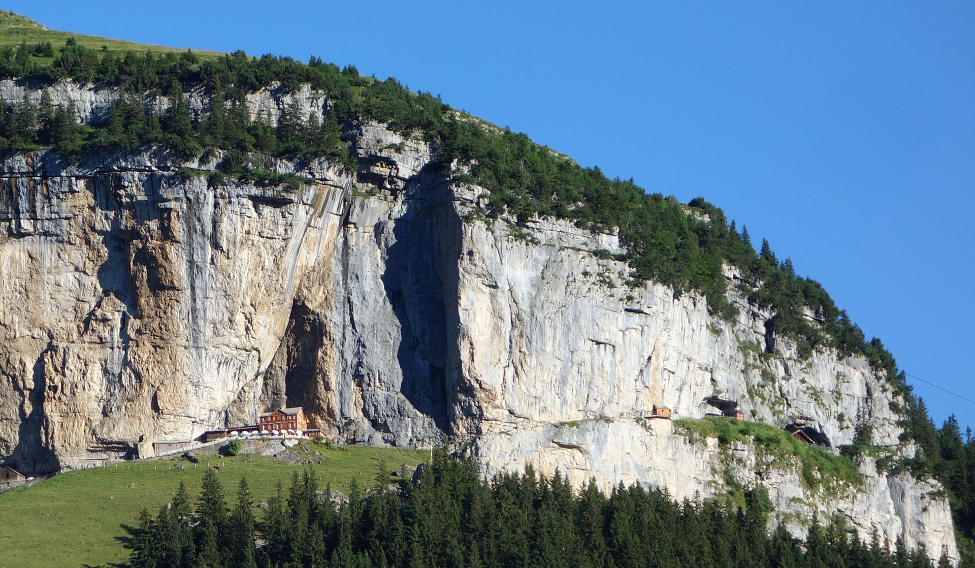 Gasthaus Äscher unter Felswand