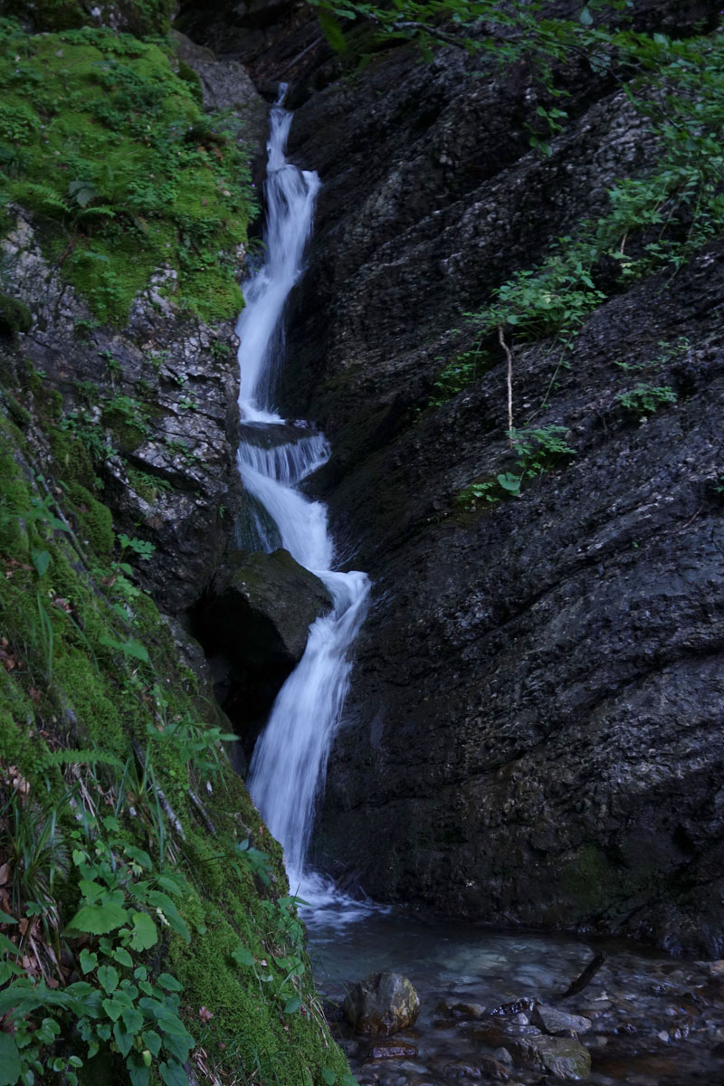 Wasserfall durch Felsen