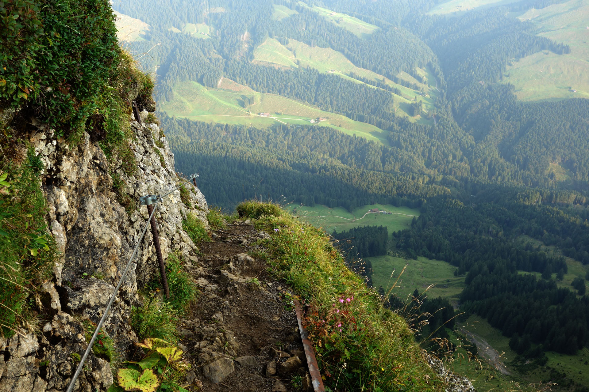 Bergweg mit Drahtseil an Abgrund