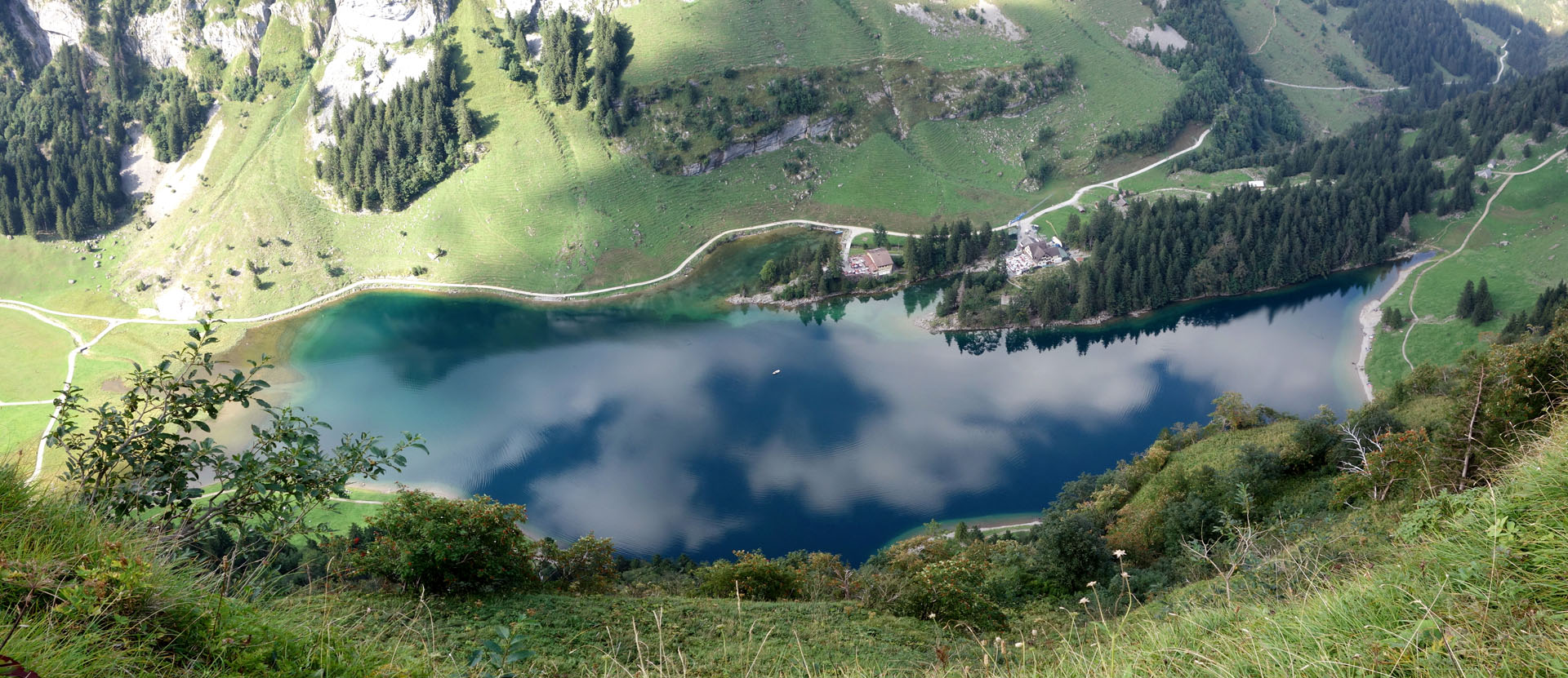 Dunkelblauer Bergsee