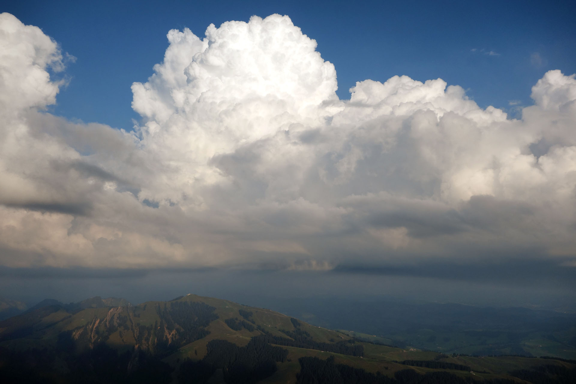 Kronberg mit Gewitterwolke