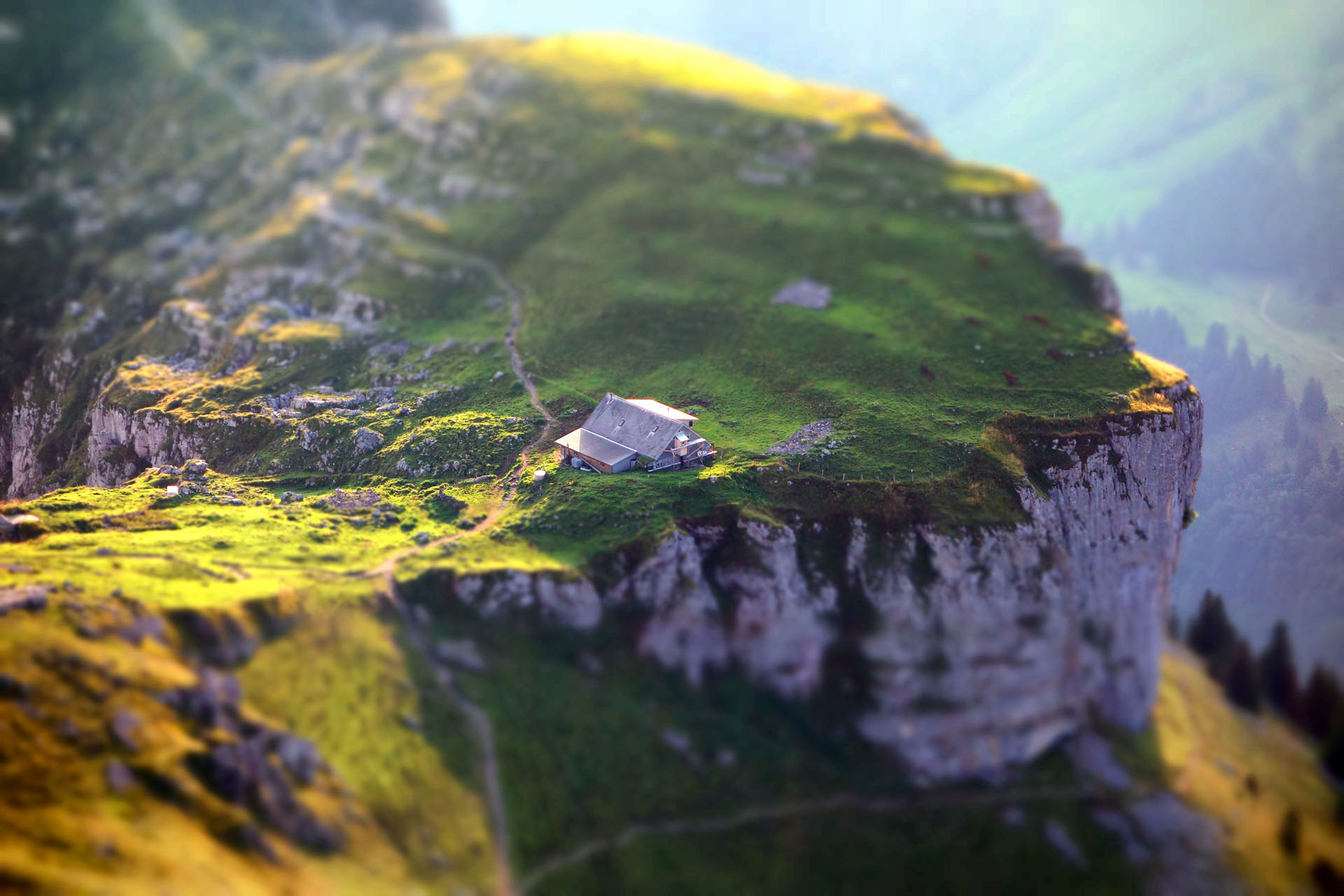 Miniaturaufnahme Haus über Felswand