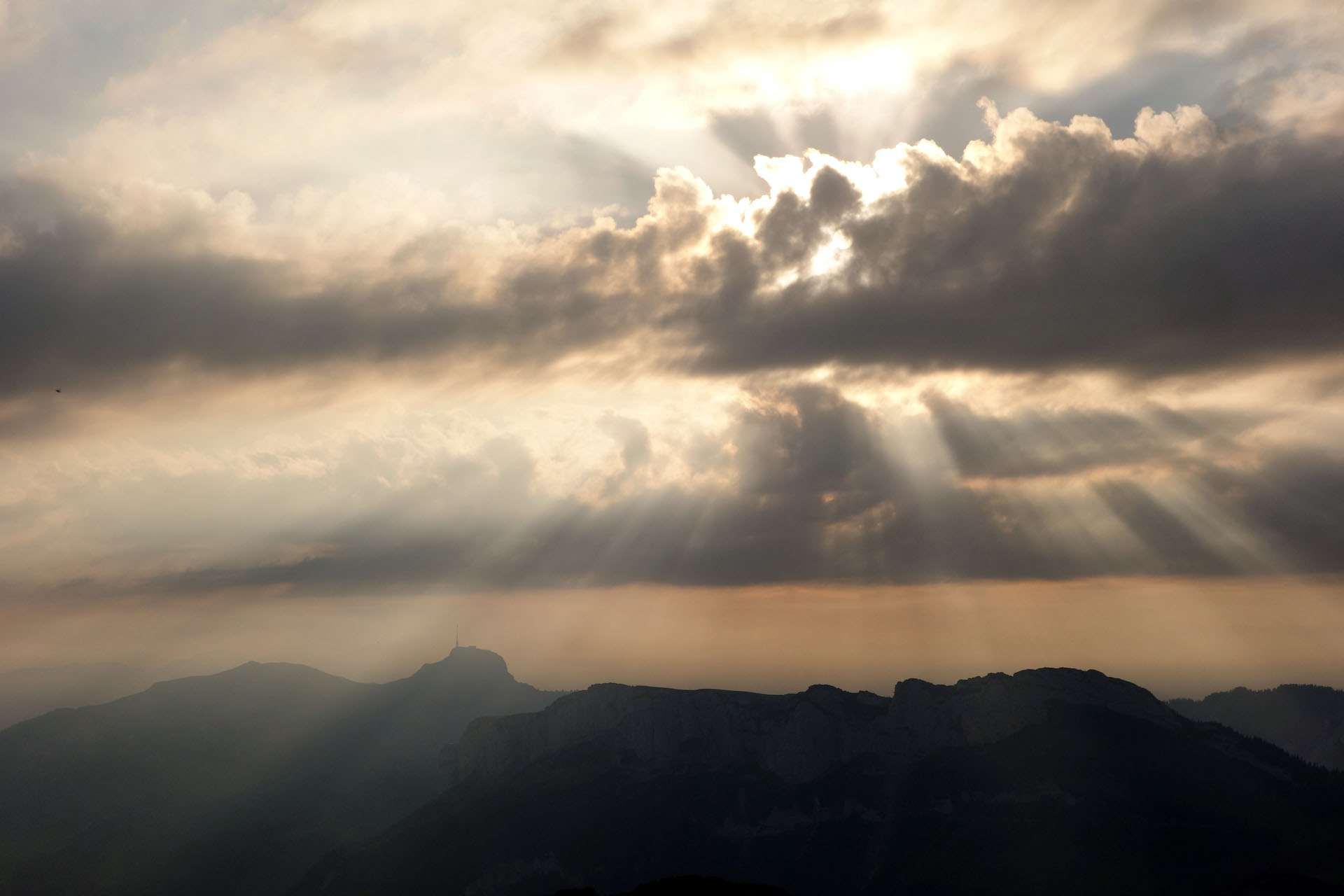 Sonnenstrahlen durch Dunkle Wolken