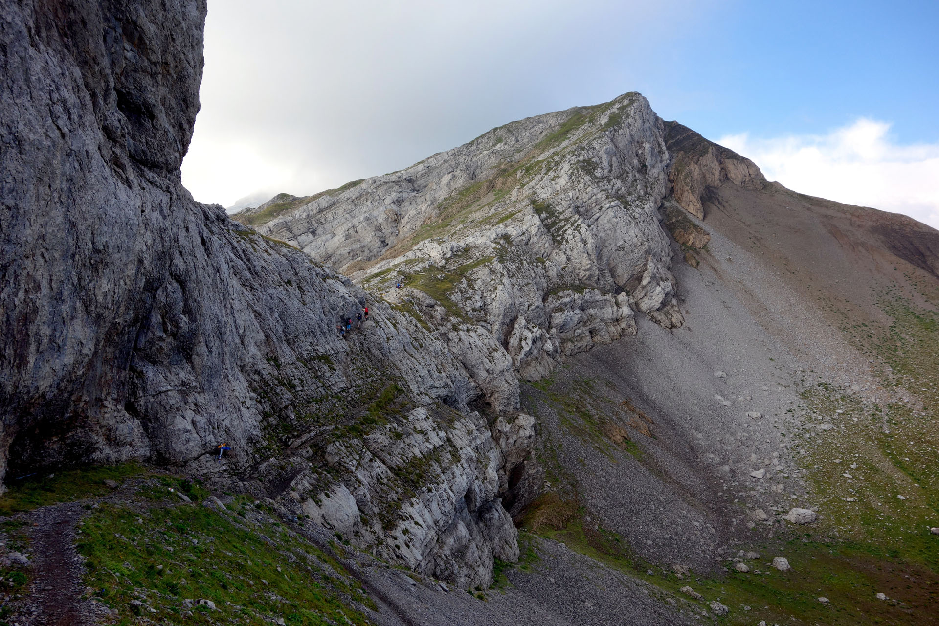 Wanderweg durch Felswand