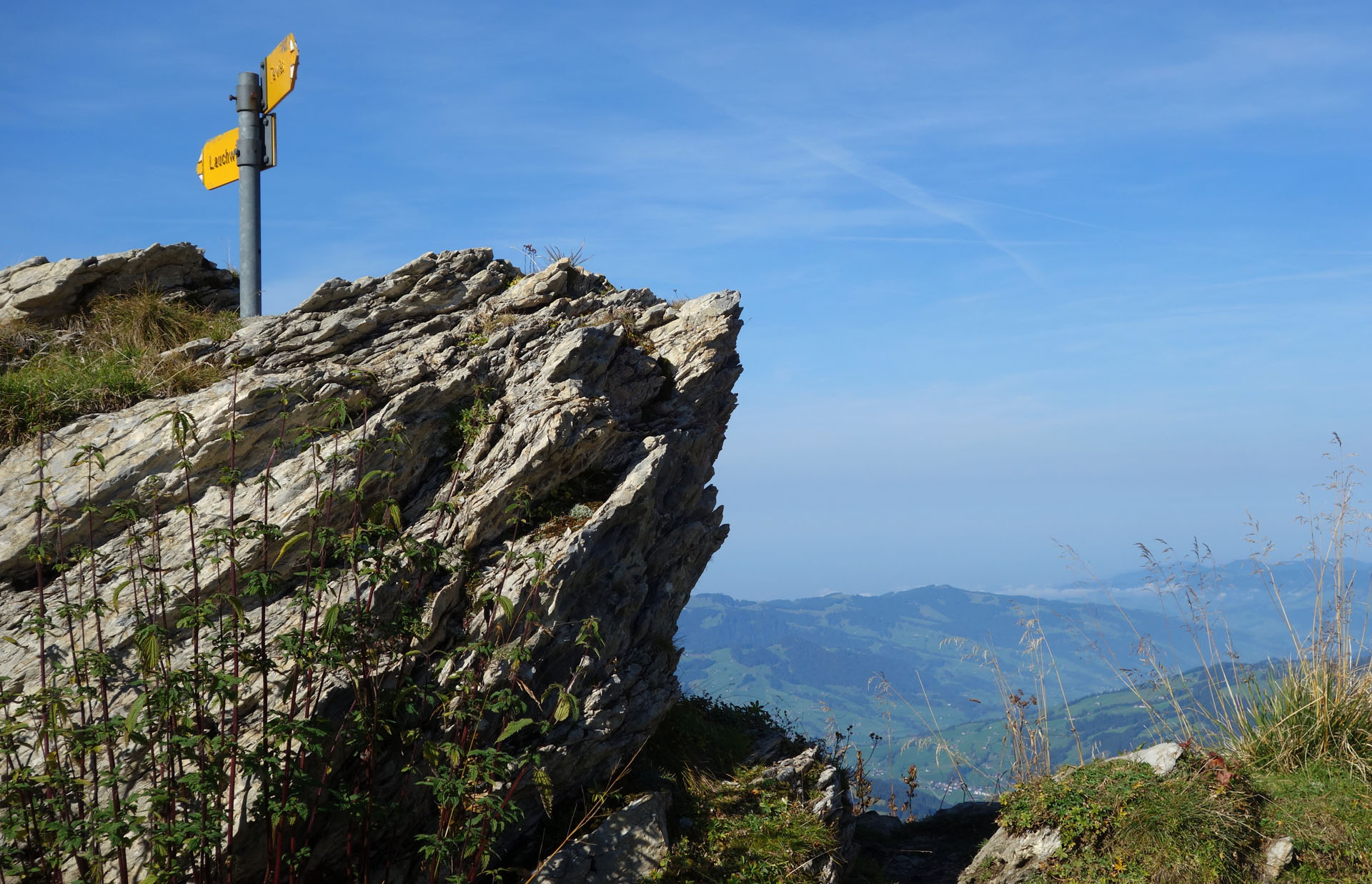 Wegweiser auf Felsen