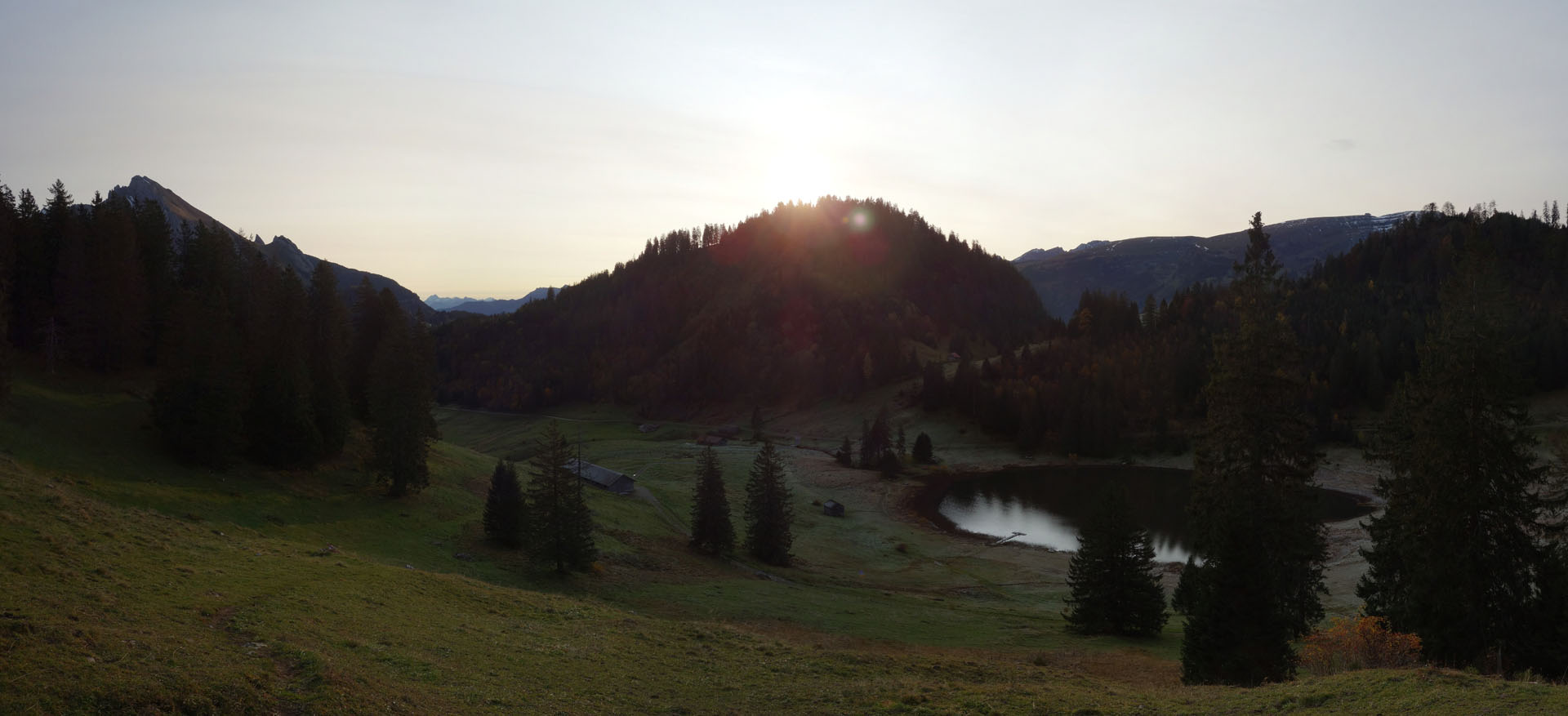 Dunkler Bergsee