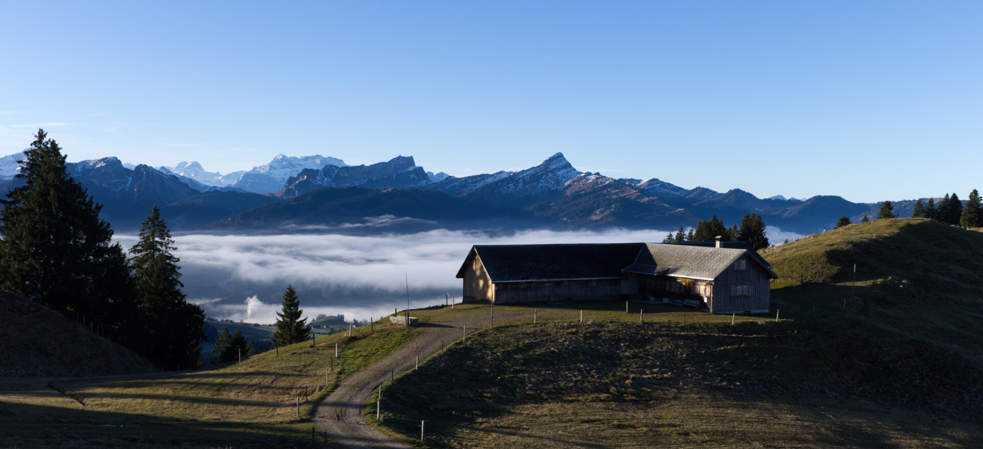 Alp vor Nebel und Speer