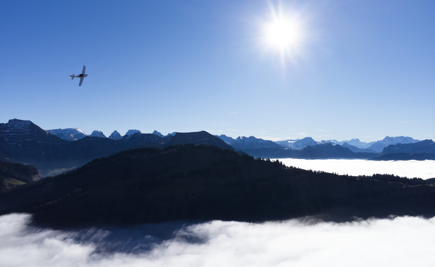 Kunstflieger über Nebelmeer