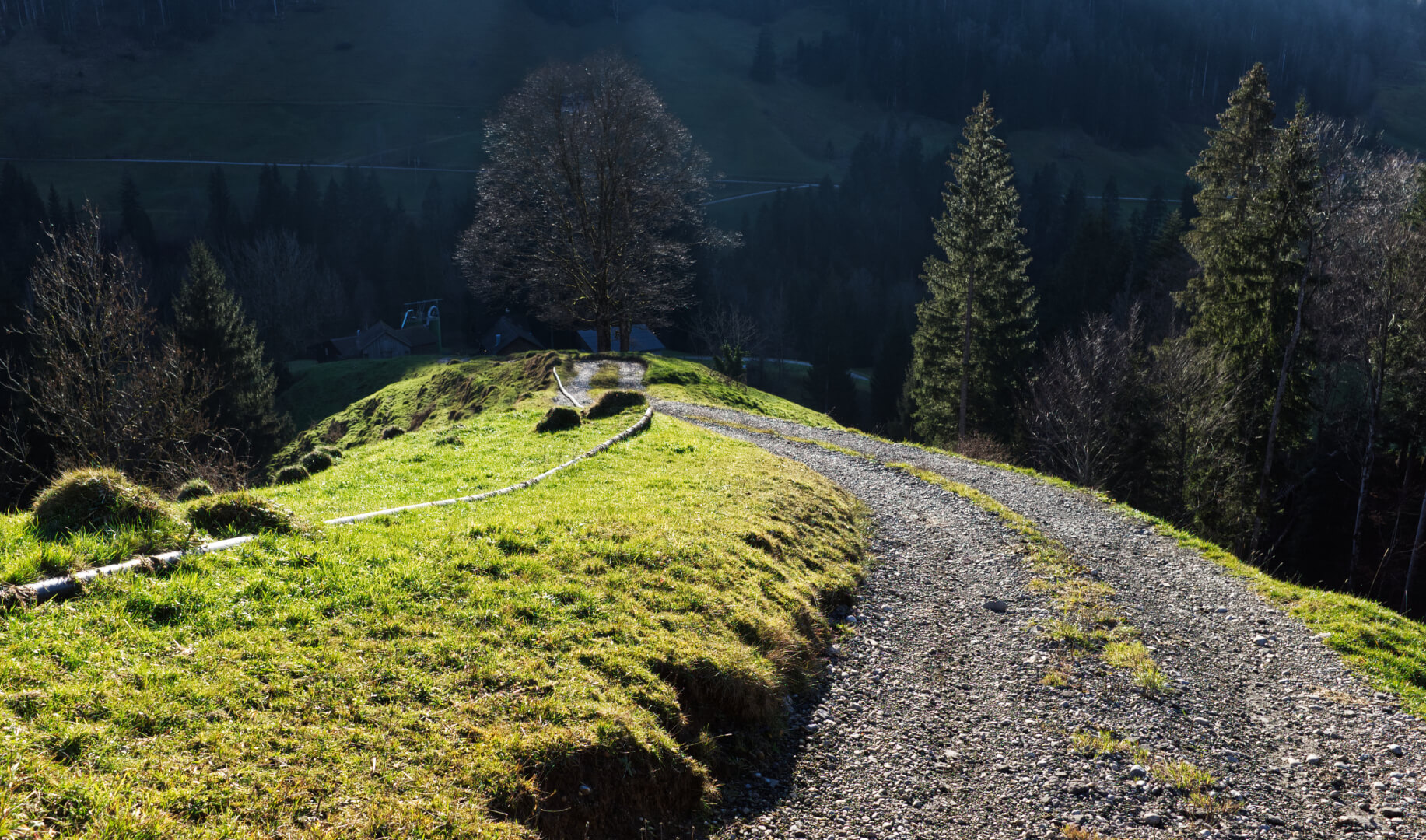 Letzter Sonnenschein vor dunklem Tal