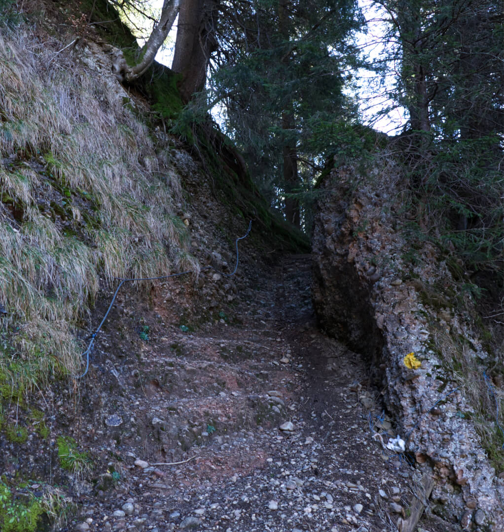 Wanderweg mit Drahtseil