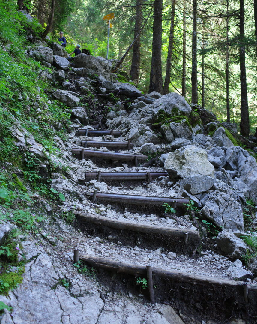 Treppenweg durch Fels