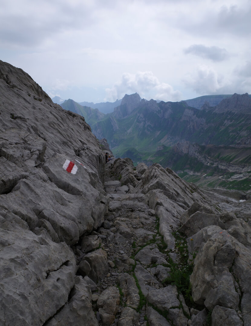 Bergweg durch Kalkstein