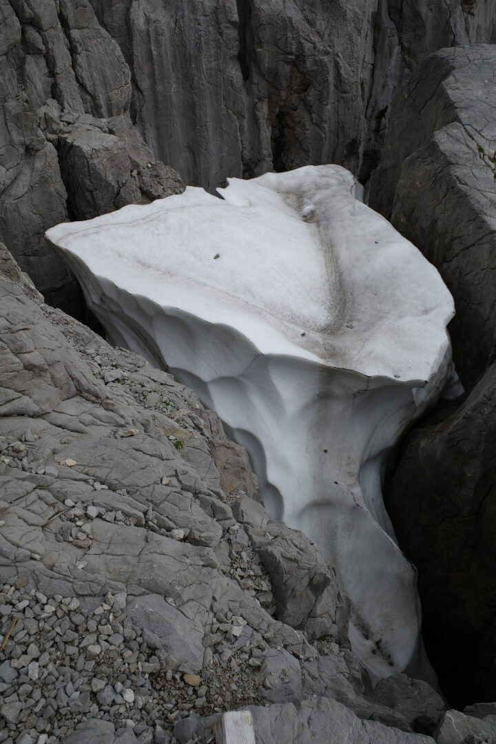 Schnee in Felsspalte
