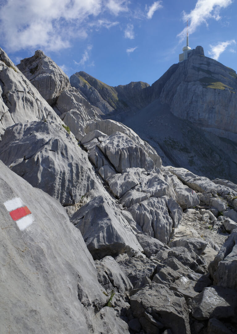 Bergweg durch Fels