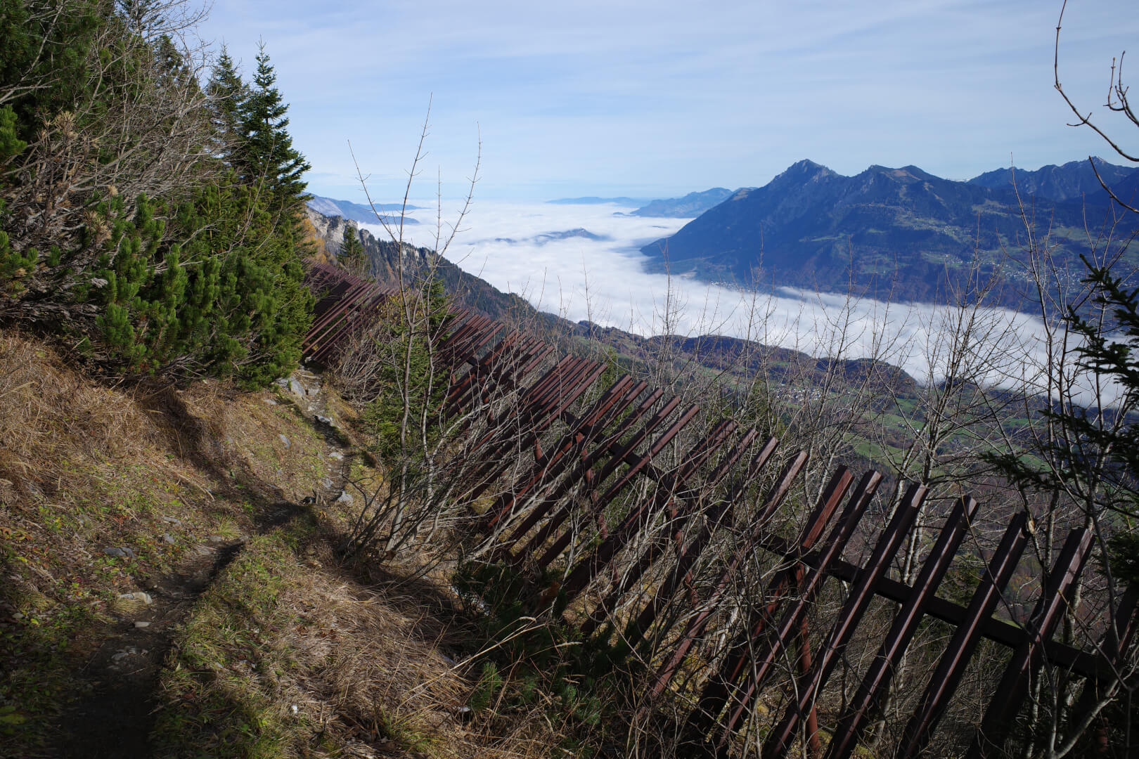 Weg durch Lawinenverbauungen