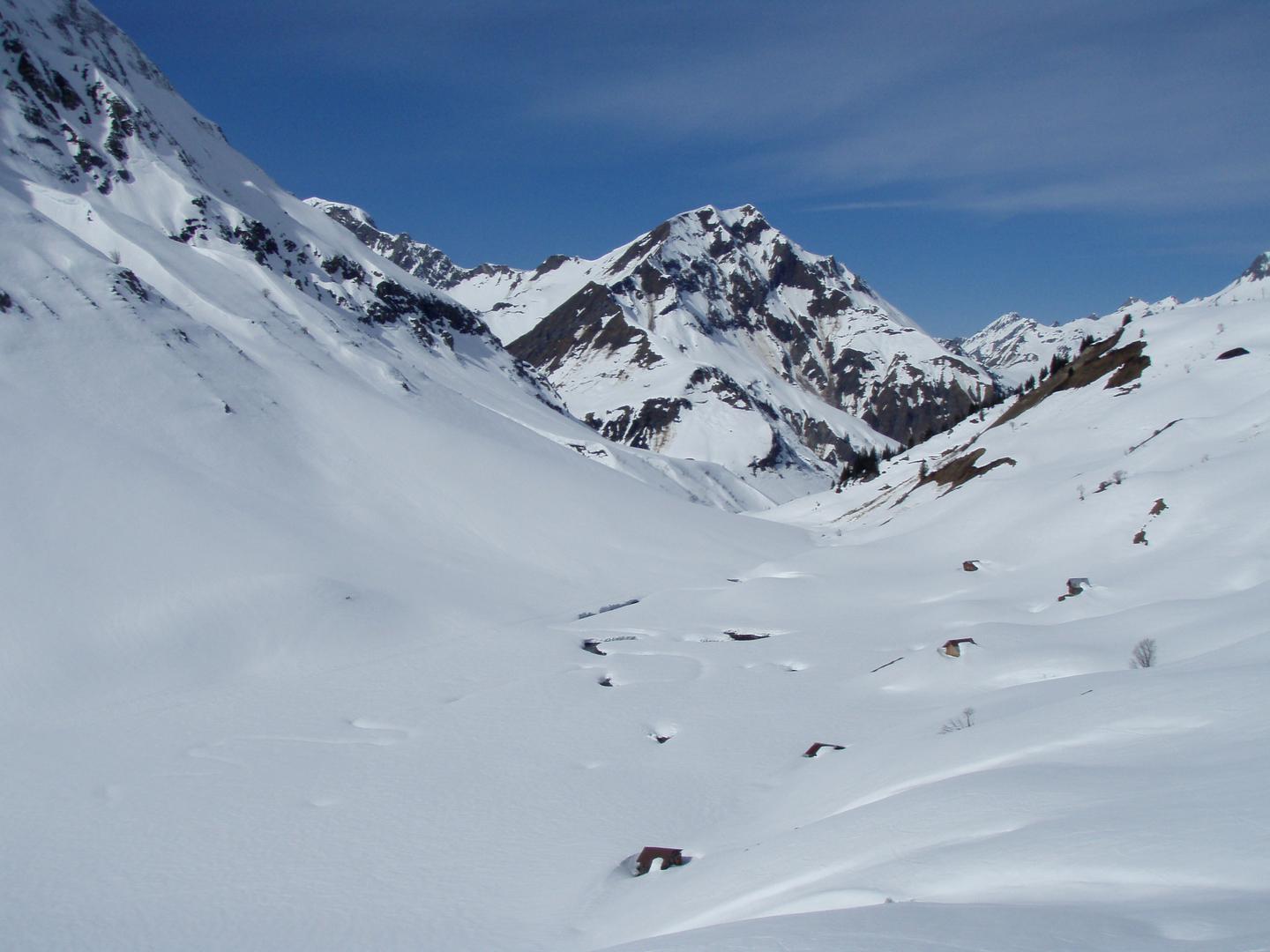 Verschneites Hochtal