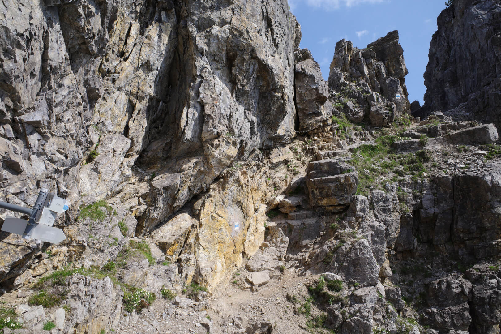 Weg durch Felsen