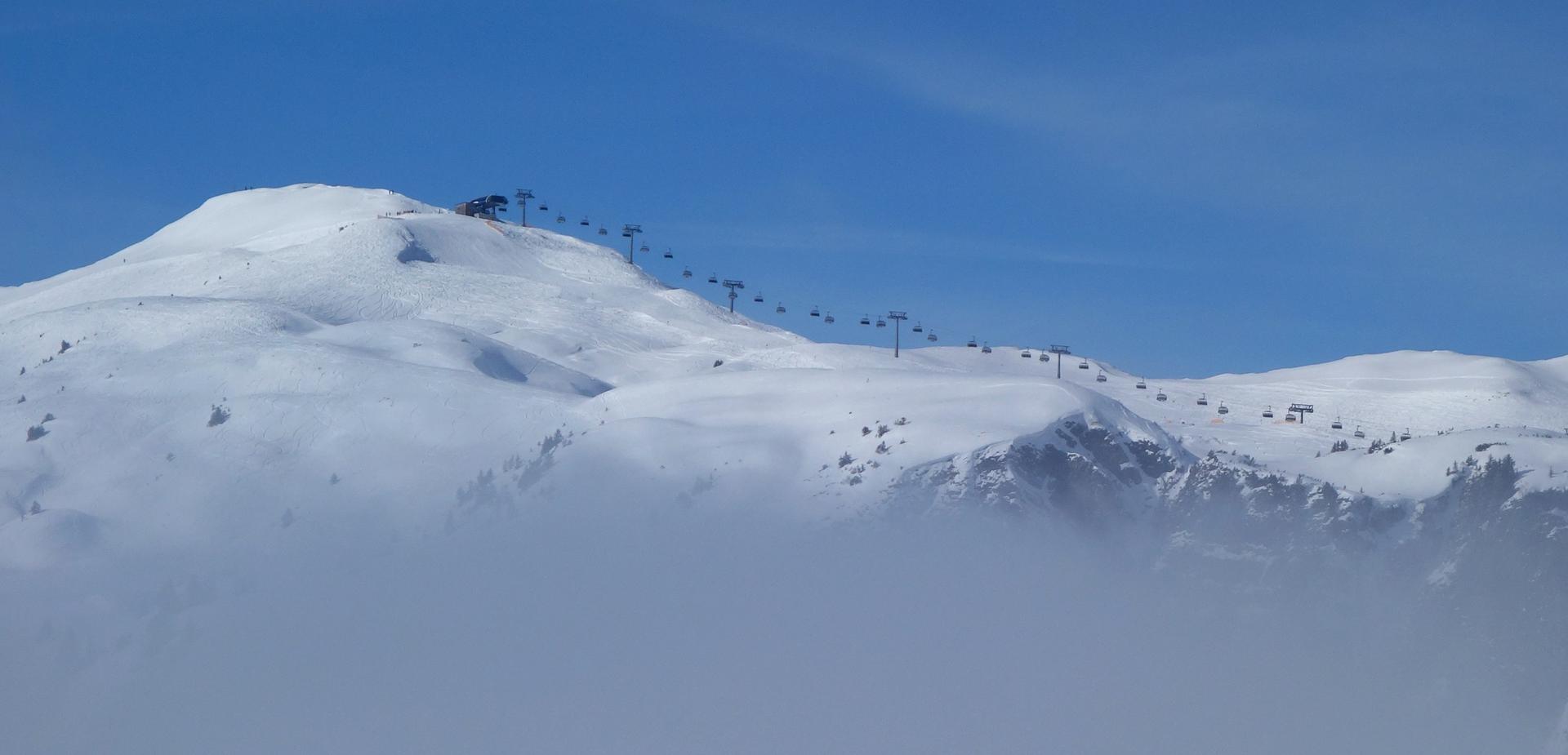 Sesselbahn über Nebel