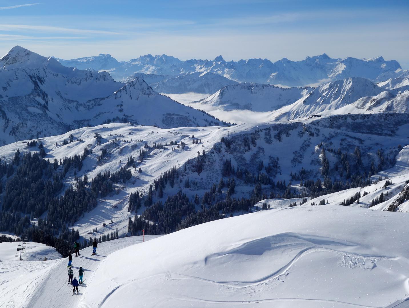 Skifahrt über Abgrund