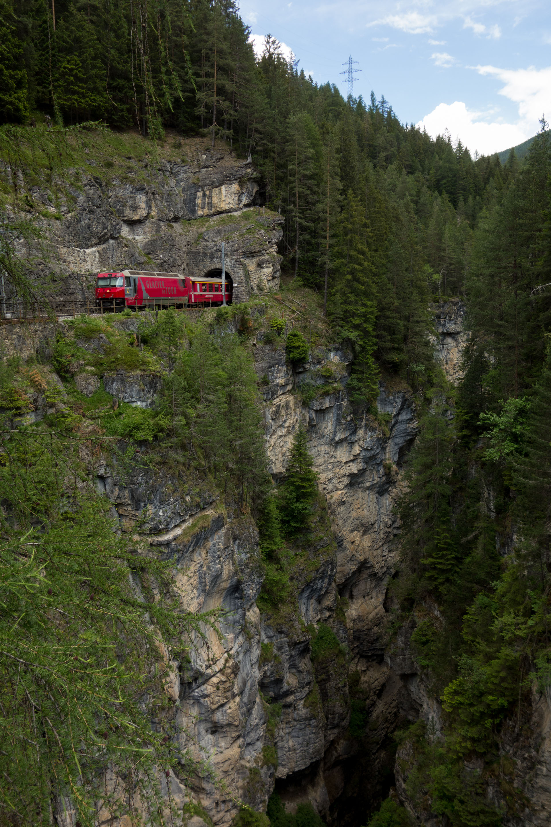 Eisenbahn aus Tunnel