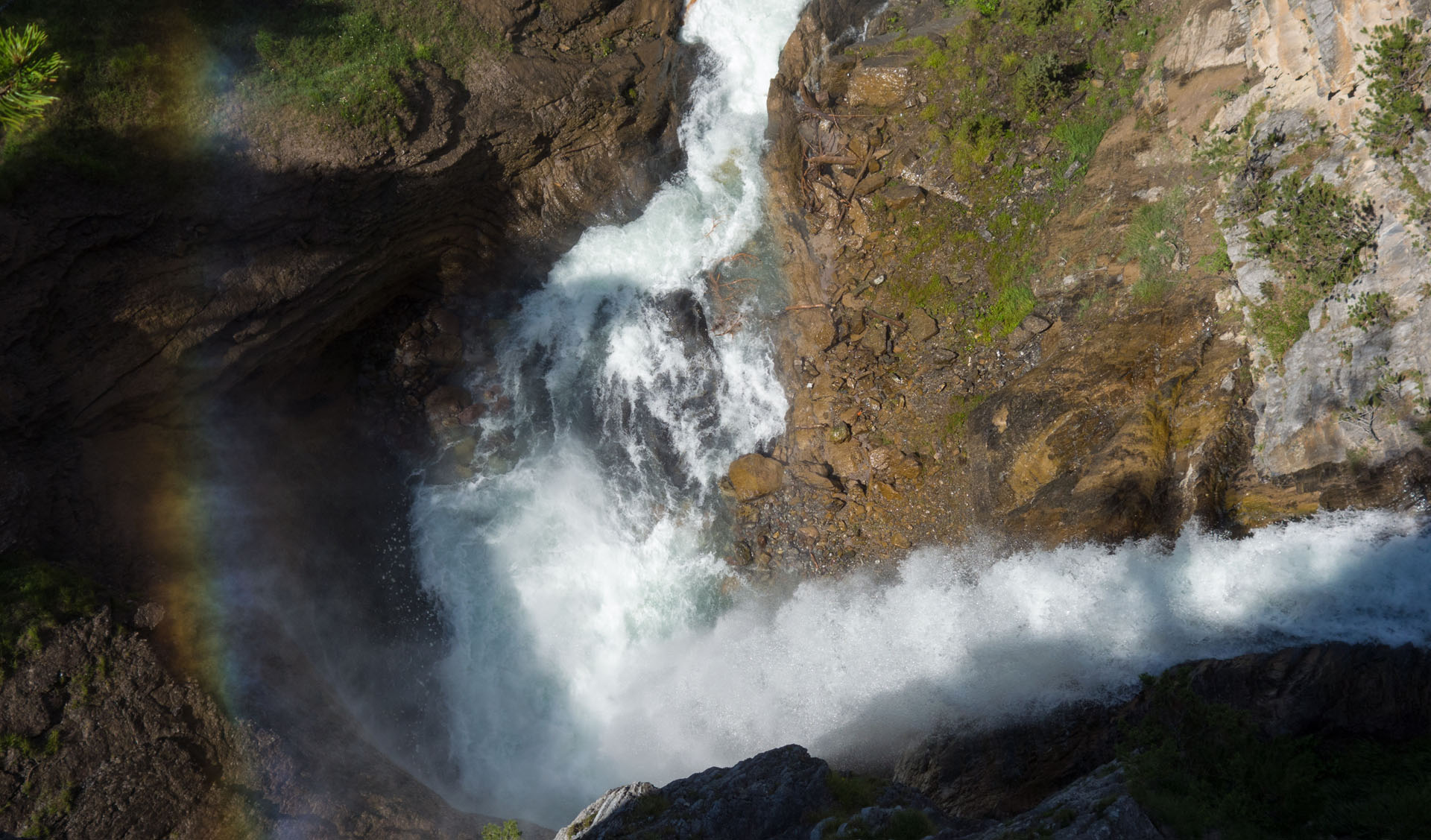 Wasserfall mit Regenbogen