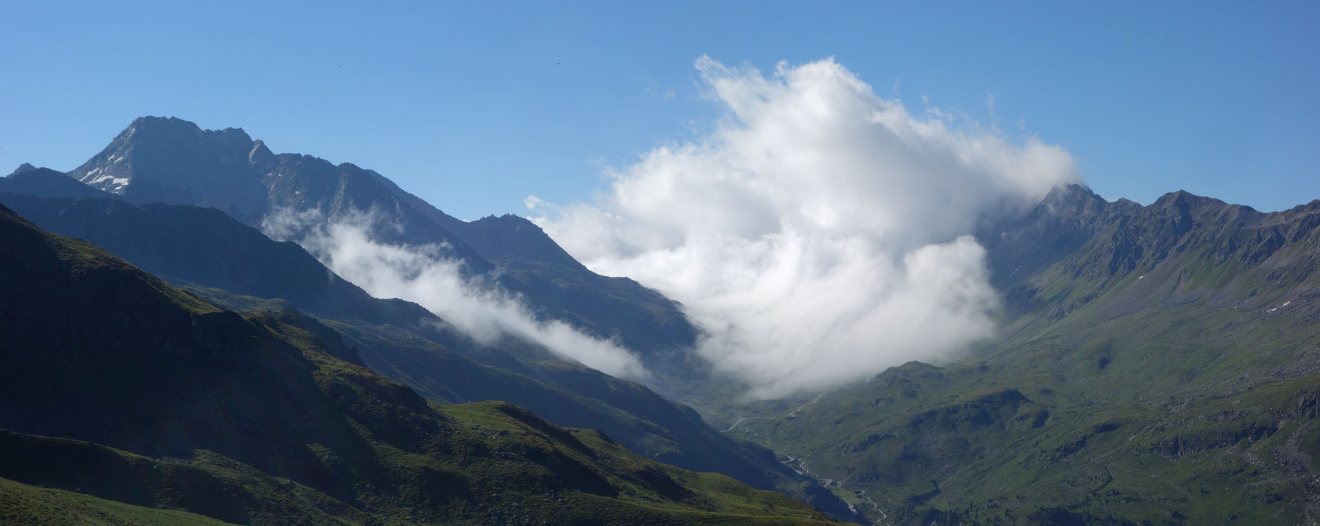 Pass mit ziehenden Wolken