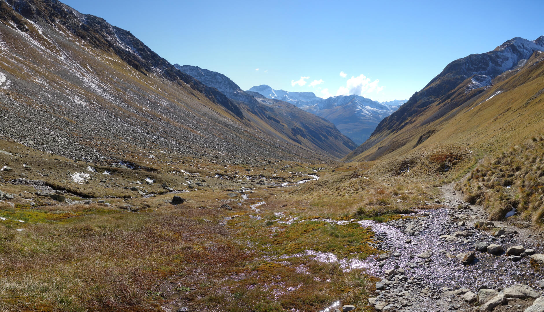 Bach über Wanderweg
