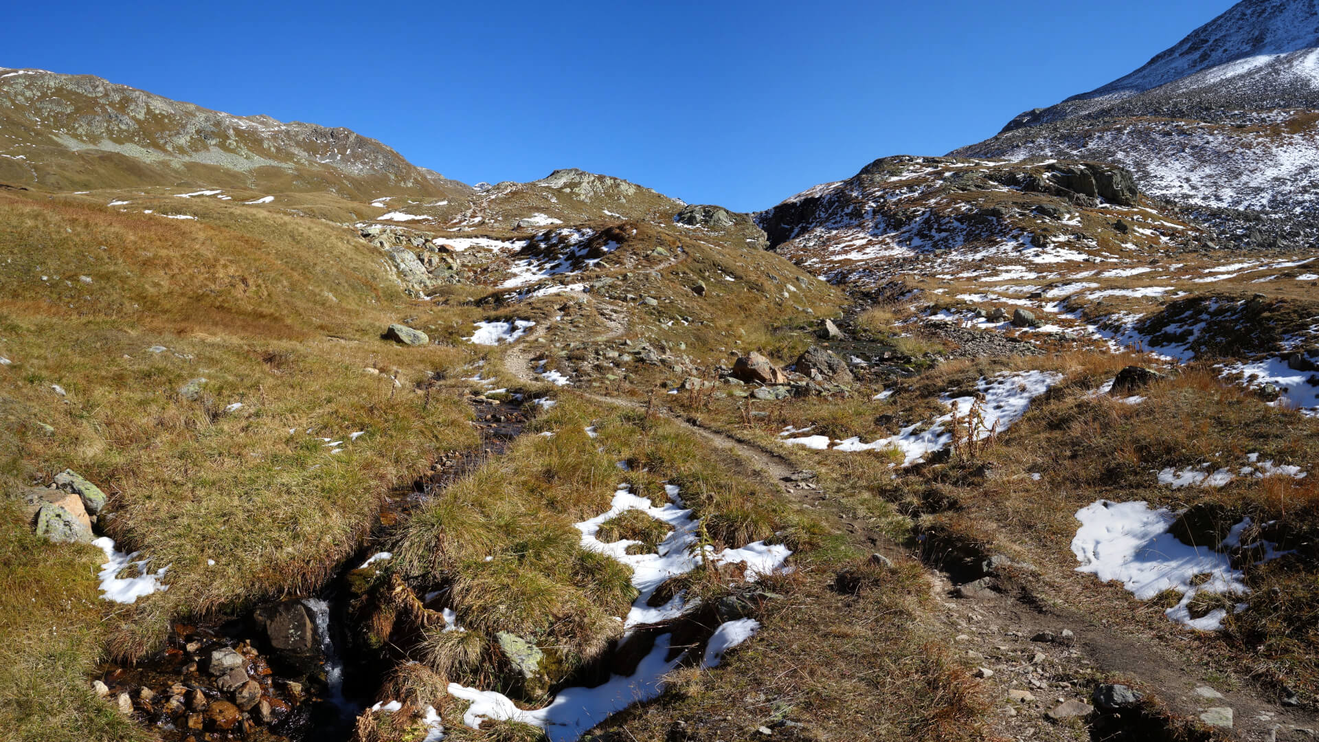 Wanderweg zwischen Bächen