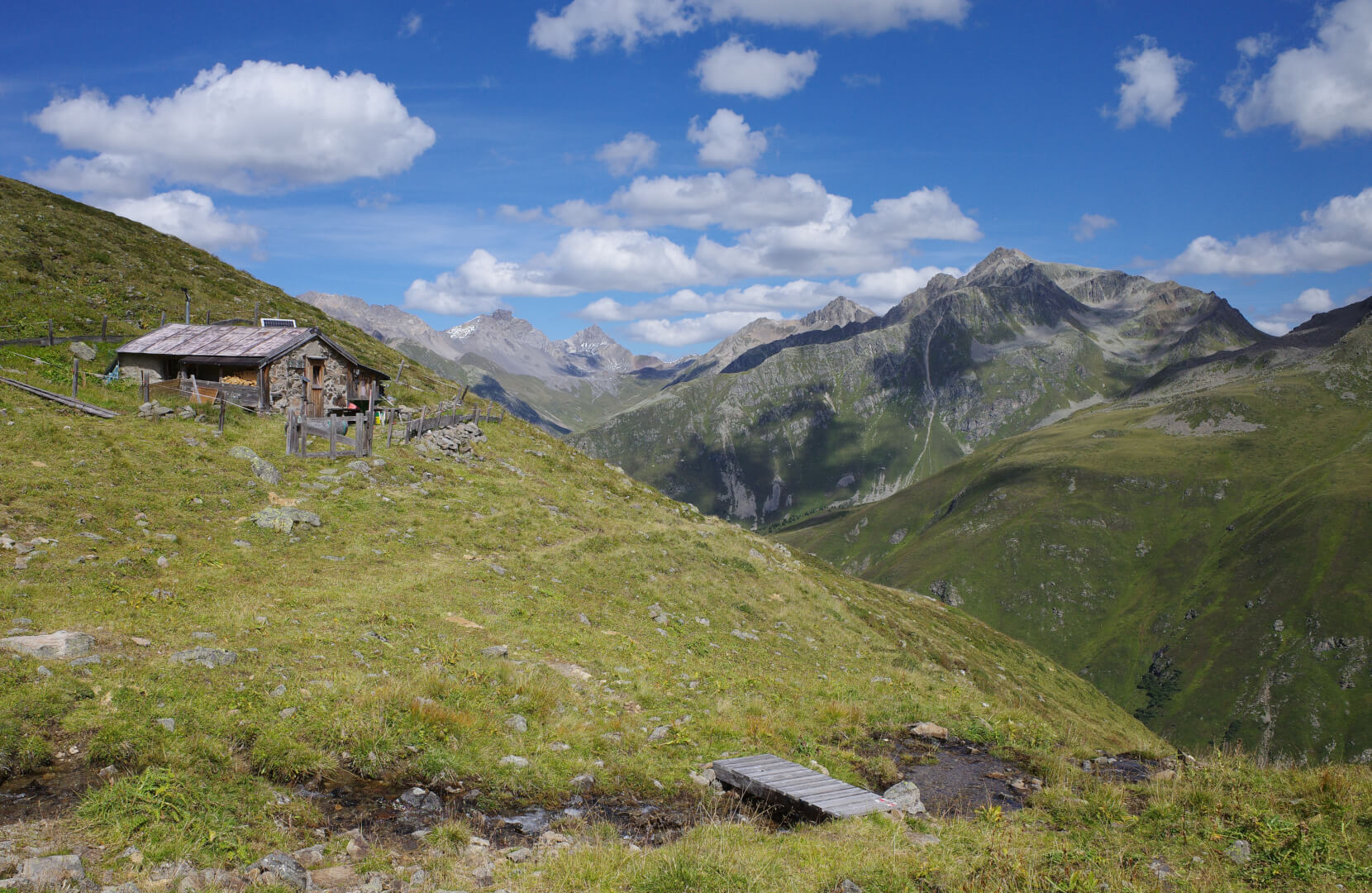 Kleine Berghütte mit Brücke