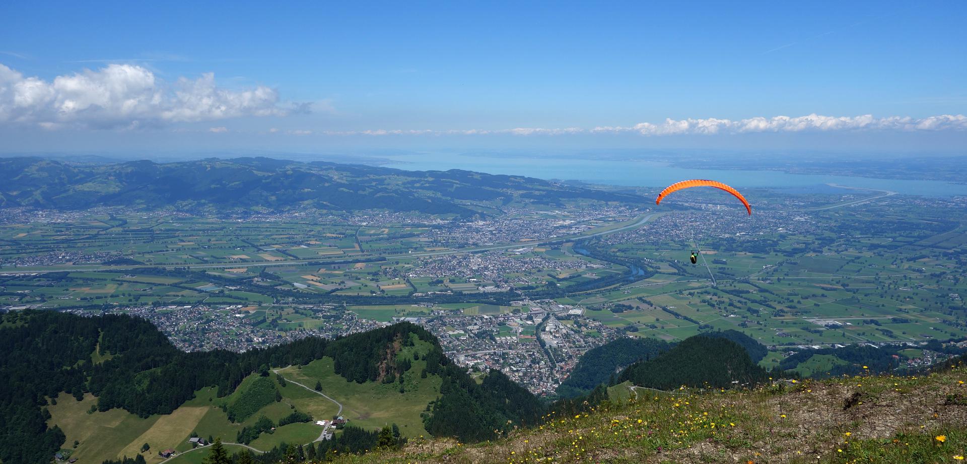 Paraglider vor Rheintal