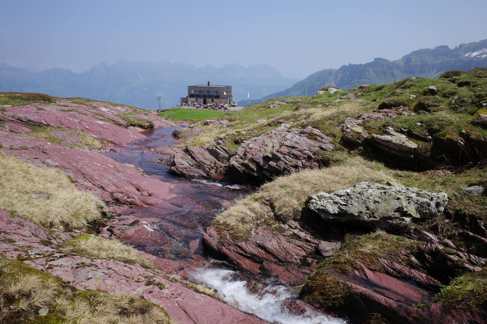 Bach mit Spitzmeilenhütte