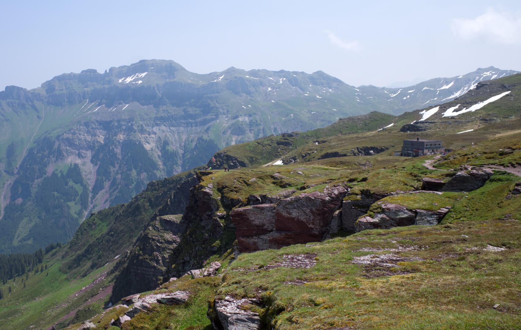 Berghütte an Felskante
