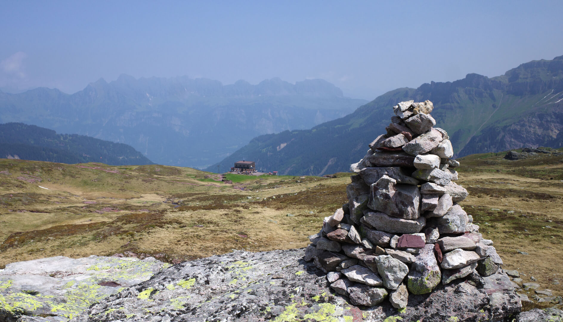Steinmännchen mit Spitzmeilenhütte