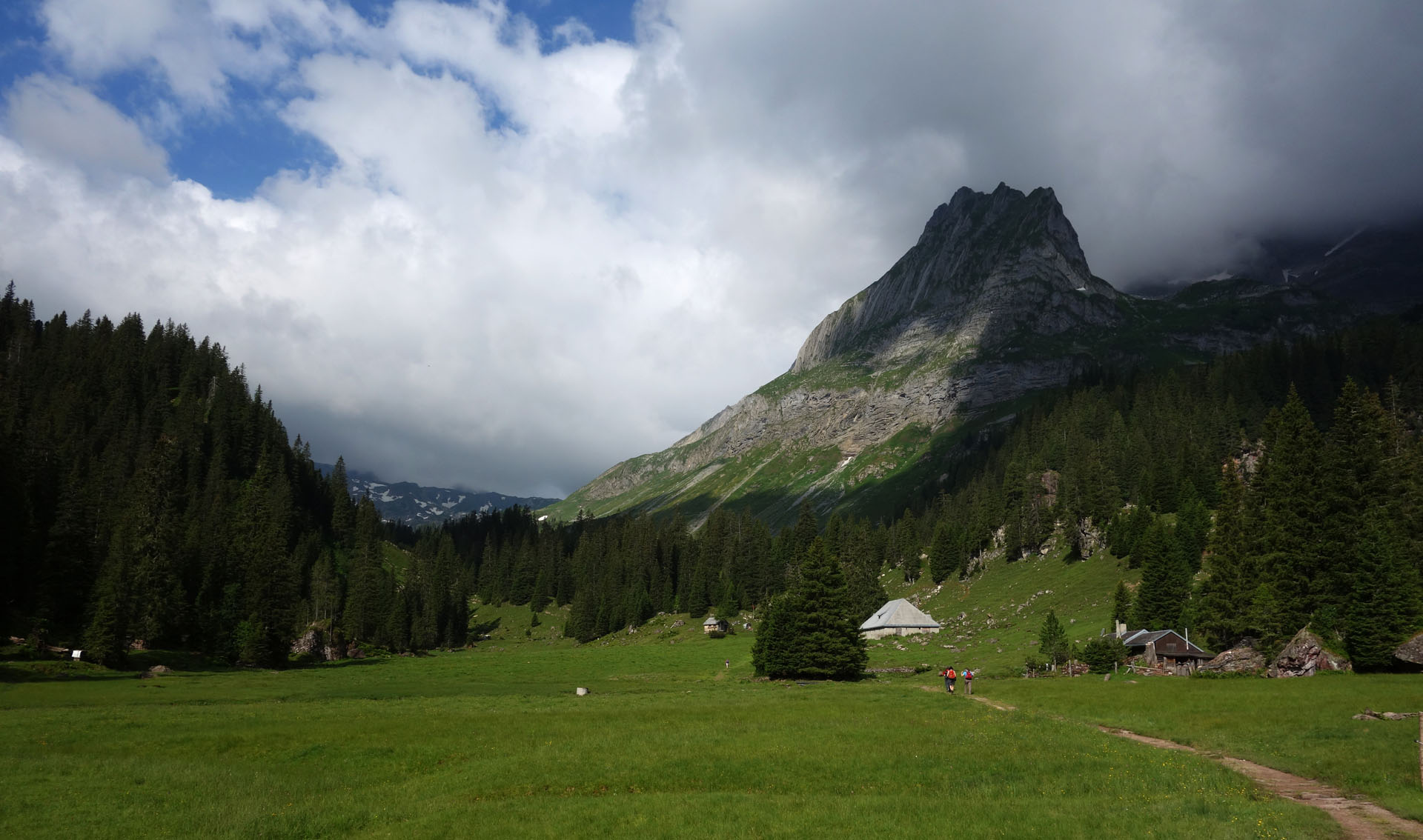 Alp mit dunklen Wolken