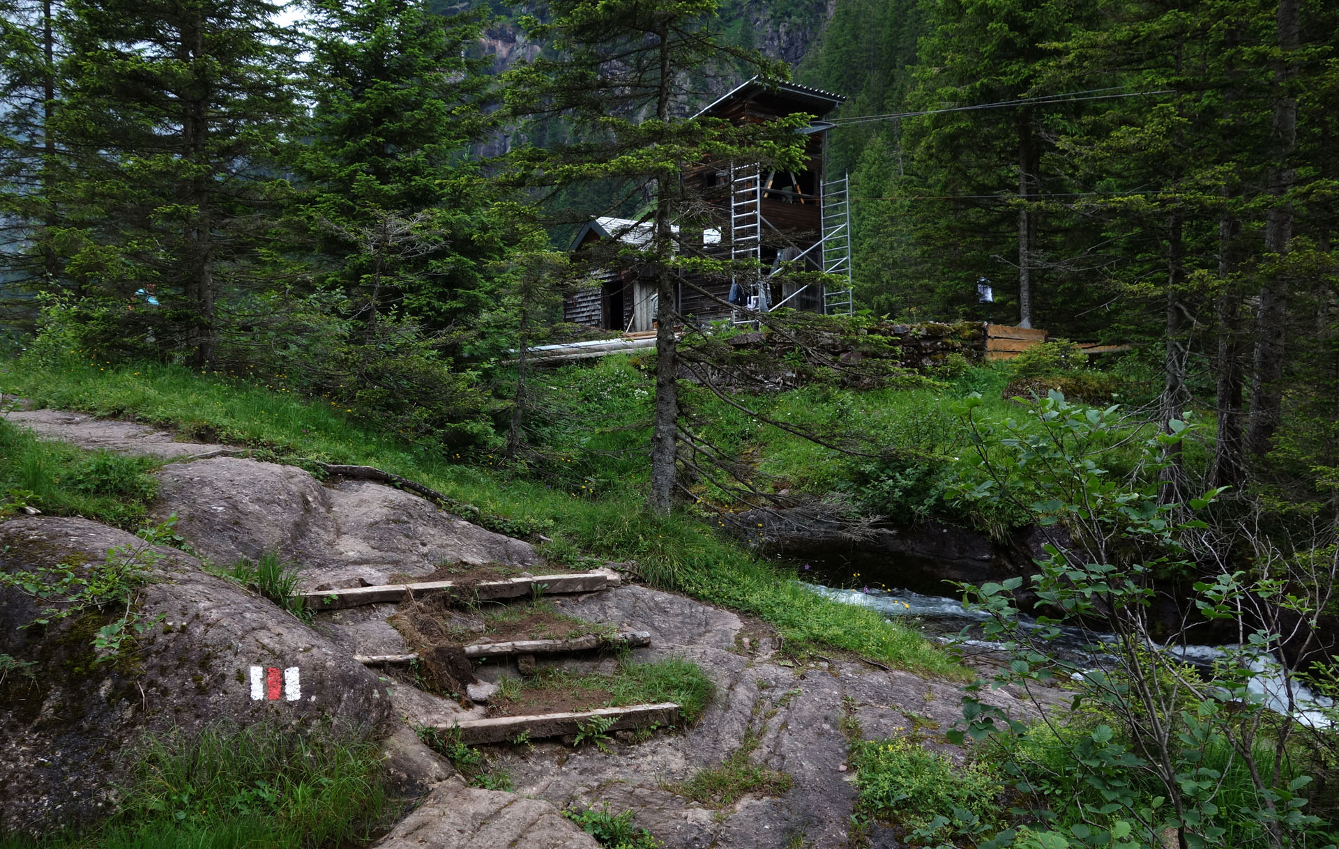 Wanderweg mit Holzstufen
