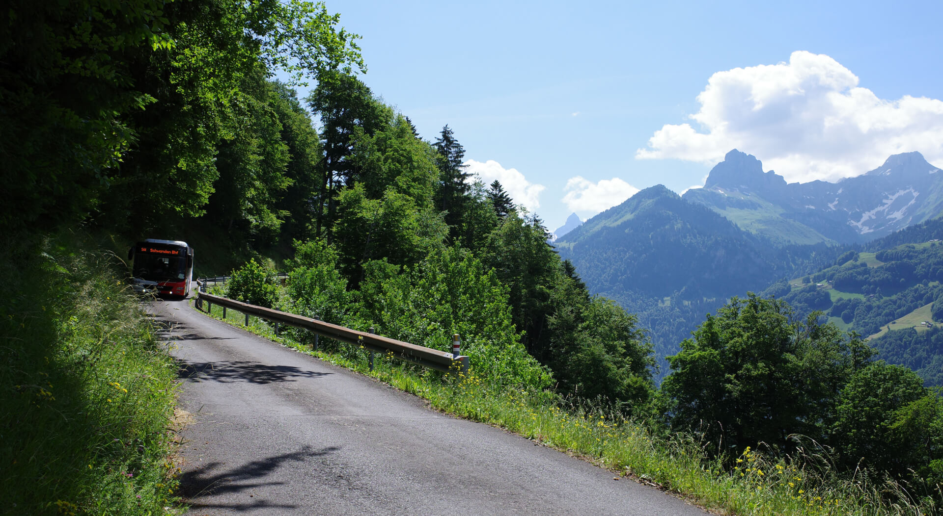 Bus auf schmaler Bergstraße