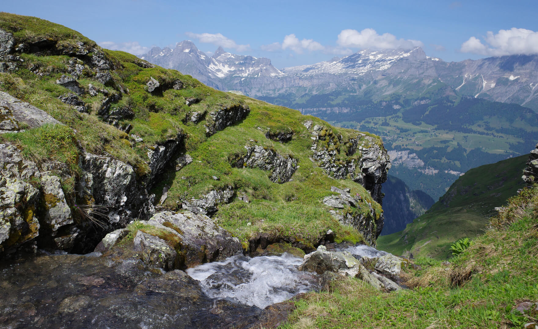 Oberhalb eines Wasserfalls